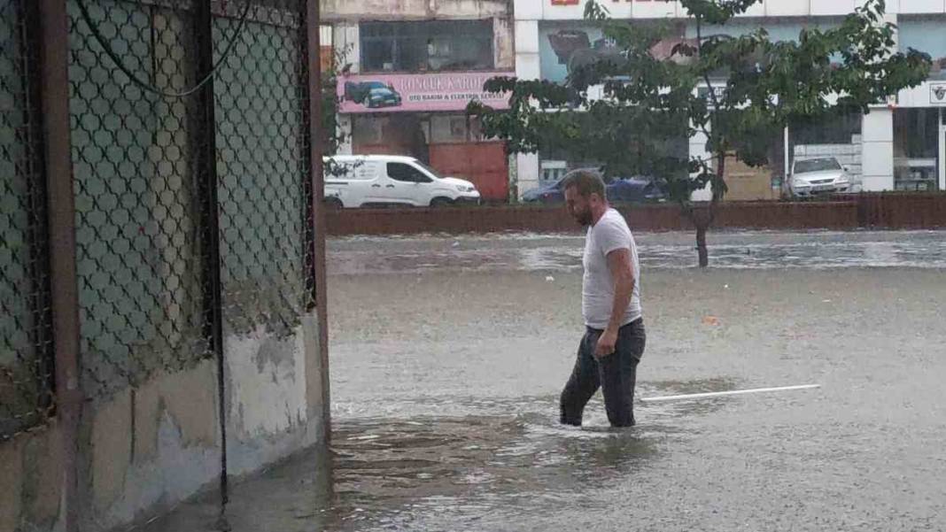 Ulaşım kapandı, iş yerlerini su bastı... Sel felaketi o illeri vurdu 16